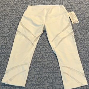 NWT Lululemon, white wunder under crop pants